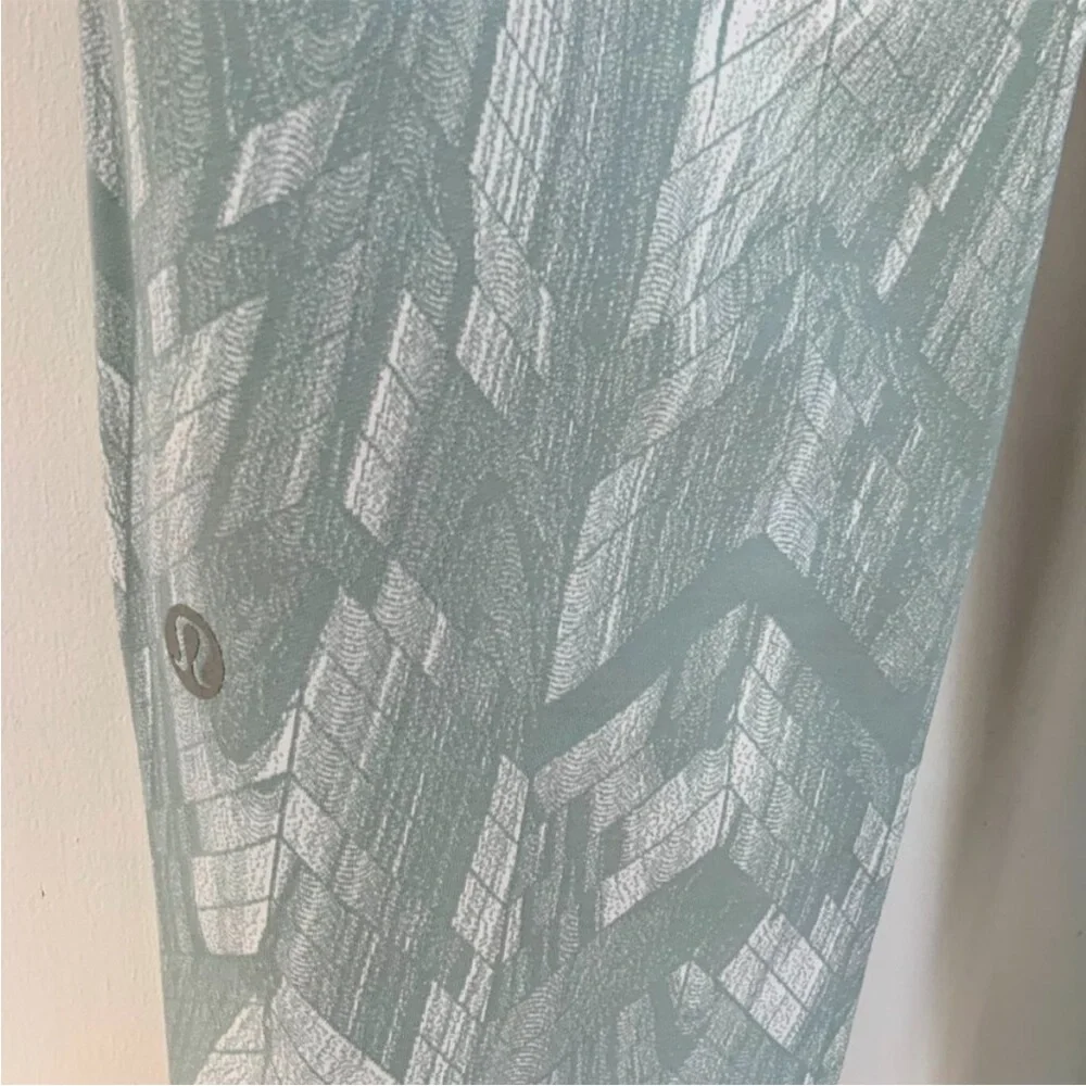 Lululemon SIZE 8 Swift Speed High Rise Leggings 28" - Reverberate Chevron - Picture 7 of 10